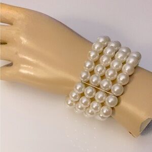 Stretchy Faux Pearl Bracelet